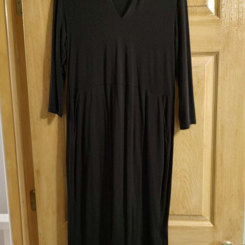 Habitat Dress. Size Extra Small. V neck. Pockets. Black.